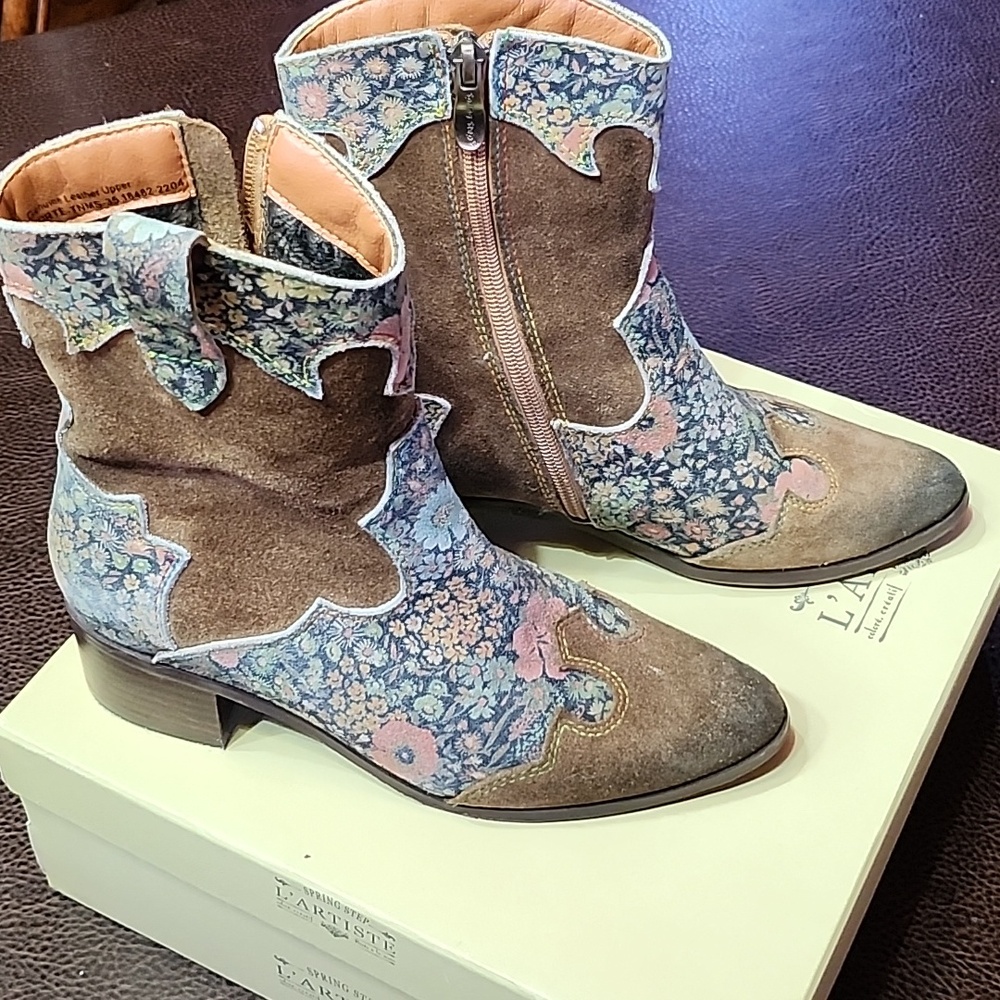 Excellent condition boots! Don't Miss OUT!